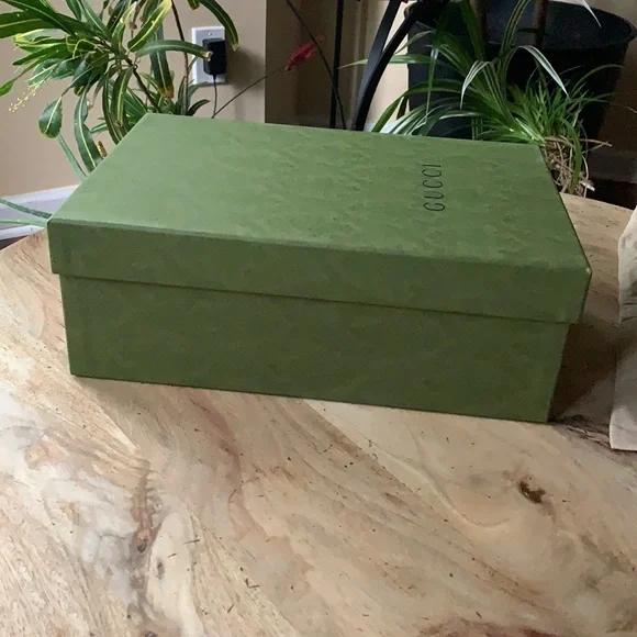 GUCCI Gift/Shoe Box w/Silk paper - Medium - Picture 4 of 7